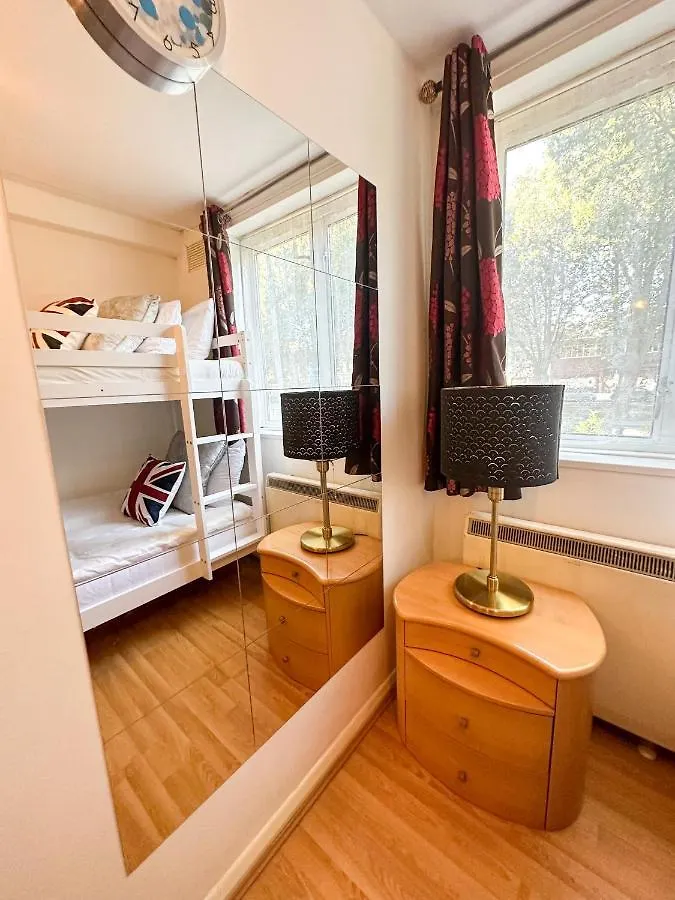 36 O'Leary Square Apartment London 0*,