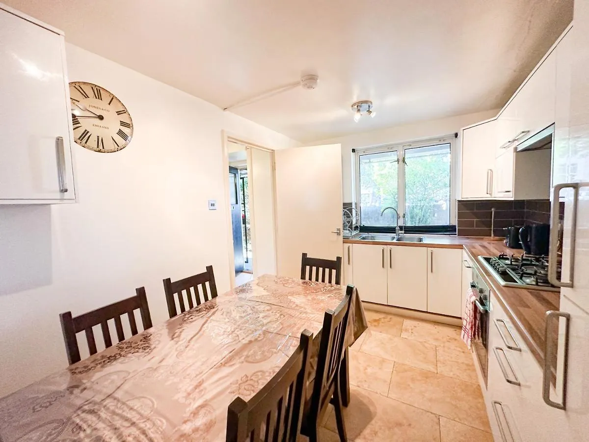36 O'Leary Square Apartment London 0*,